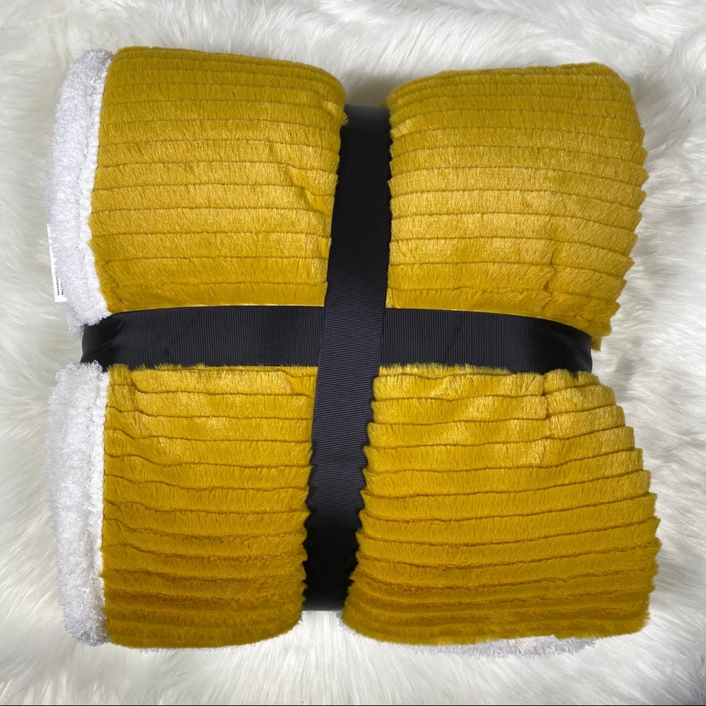 ✨SOLD-OUT✨Mustard Striped Micromink Sherpa Throw - Picture 2 of 3